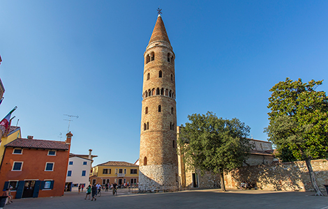 Duomo di Caorle e i simboli della città