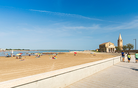 How to book a beach umbrella in Caorle Lampo